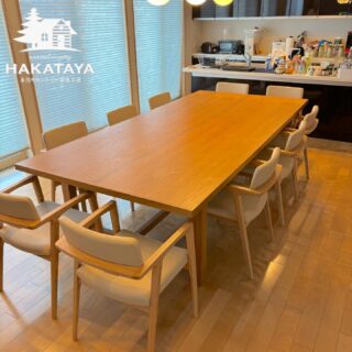 【 納品例 】
当店史上最大テーブル　オーク材にて製作
2700mm×1300mmの10人掛けダイニングセットを製作納品させて頂きました^ ^ 重かった^^;
椅子は当店では作れませんがテーブルに合う椅子をご提案して仕入納品する事は可能です。
　今回は「フジファニチア」の椅子を納品させて頂きました♪

※当店では使用用途を伝えて頂ければ、ご提案〜見積り〜製作〜納品まで行っています。

ココにこんなのが欲しい❗️とお気軽にお声掛けください^ ^

https://hakataya.net

#hakataya_craft #手作り家具 #手作り家具工房 #博多屋家具店 #糸島市 #糸島市の家具店 #ログハウスのお店 #オーダー家具 #オーダー家具製作 #カントリー家具 #手作りカントリー家具 #パイン材の家具