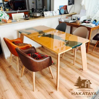 【 納品例 】

レジンリバーテーブルを製作納品させて頂きました^ ^  1500サイズではありますが存在感バツグンで一気にお部屋の雰囲気が変わります^ ^ レジンは傷にも強く耐熱にも優れているので鍋を直接置いても大丈夫です👌　見た目だけで無く実用性にも非常に優れています。

https://hakataya.net/

#hakataya_craft
#リバーテーブル 
#手作り家具工房