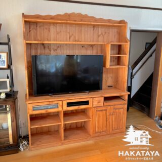 【 納品例 】

＜TVボード＞を製作納品させて頂きました♪

お客様要望
・TVを置く場所を高くしたい
・TVの上に写真などを飾る棚が欲しい
・収納物＜DVD＞＜ブルーレイ＞
・ノートパソコン・プリンターを置きたい
・配線がゴチャゴチャしないように綺麗にまとめたい　etc

当店ではお客様の要望を受けて図面を書いて見積り・ご提案をして製作しています。

「こんな家具欲しいなぁ」をお気軽にご相談ください。

shop ◆ hakataya_craft
〒819-1124　福岡県糸島市加布里４丁目９-５
☎ 090-1343-7220　open 11:00-18:00
ホームページ　https://hakataya.net
……………………………………………………………
#hakataya_craft #手作り家具 #手作り家具工房 #博多屋家具店 #糸島市 #糸島市の家具店 #ログハウスのお店 #オーダー家具 #オーダー家具製作 #カントリー家具 #手作りカントリー家具 #パイン材の家具 #テレビボード