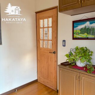 【 納品例 】

◆リビングドア

リビングのドアをステンドグラスを入れて明るい感じに替えたい　とのご要望で・提案・見積り・製作・納品させて頂きました♪

shop ◆ hakataya_craft
〒819-1124　福岡県糸島市加布里４丁目９-５
☎ 090-1343-7220　open 11:00-18:00
ホームページ　https://hakataya.net
……………………………………………………………………………………
#hakataya_craft #手作り家具 #手作り家具工房 #博多屋家具店 #糸島市 #糸島市の家具店#ログハウスのお店 #オーダー家具 #オーダー家具製作 #カントリー家具 #手作りカントリー家具 #パイン材の家具#手作りドア #木製ドア #木のドア #オーダードア製作 #オーダードア