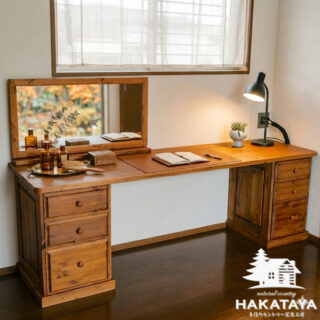 【 納品例 】

ドレッサー兼書斎机を製作・納品させて頂きました♪

材料：パイン材

shop ◆ hakataya_craft
〒819-1124　福岡県糸島市加布里４丁目９-５
☎ 090-1343-7220　open 11:00-18:00
ホームページ　https://hakataya.net
……………………………………………………………………………………
#hakataya_craft #手作り家具 #手作り家具工房 #博多屋家具店 #糸島市 #糸島市の家具店#ログハウスのお店 #オーダー家具 #オーダー家具製作 #カントリー家具 #手作りカントリー家具 #パイン材の家具#手作りドア #木製ドア #木のドア #オーダードア製作 #オーダードア