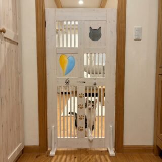 ■ 納品例 ～ペットゲートNo,2 ■

猫の侵入・脱出を防ぐ柵をレジンやレーザー彫刻などをして可愛らしく遊び心満載で製作・納品しました。

shop ◆ hakataya_craft
〒819-1124　福岡県糸島市加布里４丁目９-５
☎ 090-1343-7220　open 11:00-18:00
ホームページ　https://hakataya.net/
……………………………………………………………………………………
#hakataya_craft #手作り家具 #手作り家具工房 #博多屋家具店 #糸島市 #糸島市の家具店#ログハウスのお店 #オーダー家具 #オーダー家具製作 #カントリー家具 #手作りカントリー家具 #パイン材の家具#手作りドア #木製ドア #木のドア #オーダードア製作 #オーダードア #猫ガード #脱出防止柵 #ペットゲート