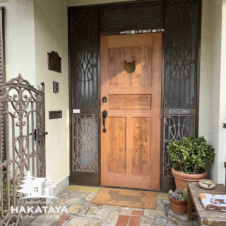 【 納品例 】
くり抜き・レジン・掘り込み・レーザー彫刻など遊び心満載の玄関ドアを製作・納品させて頂きました。
材料：栂ムク材　外装用オイル仕上げ

shop ◆ hakataya_craft
〒819-1124　福岡県糸島市加布里４丁目９-５
☎ 090-1343-7220　open 11:00-18:00
ホームページ　https://hakataya.net
……………………………………………………………………………………
#hakataya_craft #手作り家具 #手作り家具工房 #博多屋家具店 #糸島市 #糸島市の家具店#ログハウスのお店 #オーダー家具 #オーダー家具製作 #カントリー家具 #手作りカントリー家具 #パイン材の家具#手作りドア #木製ドア #木のドア #オーダードア製作 #オーダードア