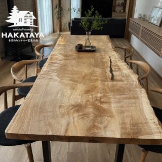 【 納品例 】

お客様から粗材の状態で支給された「栃の一枚板」を製材・磨き・仕上げを行い一枚板のダイニングテーブルとして納品させて頂きました。　
※節で穴が空いていたいた箇所もレジンで穴埋めしています。

・栃の一枚板テーブル　オイル仕上げ

shop ◆ hakataya_craft
〒819-1124　福岡県糸島市加布里４丁目９-５
☎ 090-1343-7220　open 11:00-18:00
ホームページ　https://hakataya.net
……………………………………………………………………………………
#hakataya_craft #手作り家具 #手作り家具工房 #博多屋家具店 #糸島市 #糸島市の家具店#ログハウスのお店 #オーダー家具 #オーダー家具製作 #カントリー家具 #手作りカントリー家具 #パイン材の家具#手作りドア #木製ドア #木のドア #オーダードア製作 #オーダードア #一枚板 ＃一枚板テーブル #栃の一枚板